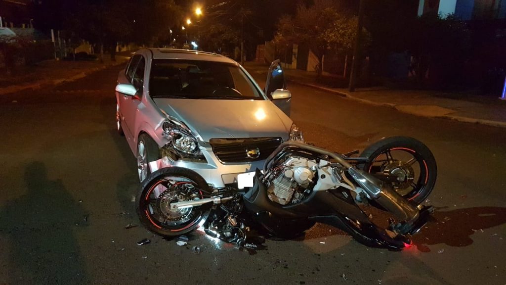 Automóvel e motocicleta se envolvem em forte colisão no Bairro Neva