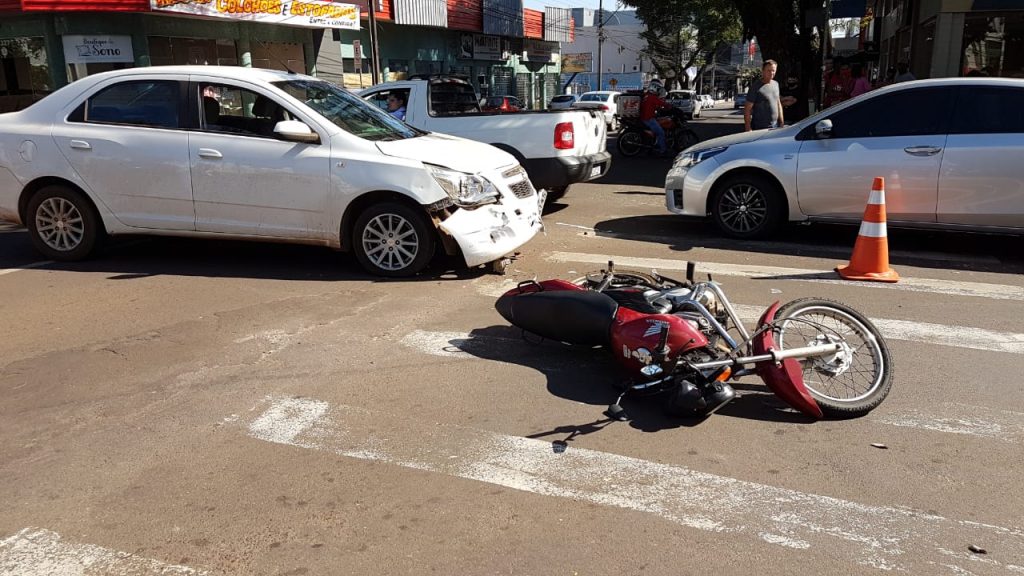 Mulher fica ferida em acidente de trânsito na esquina das ruas Paraná e Presidente Bernardes