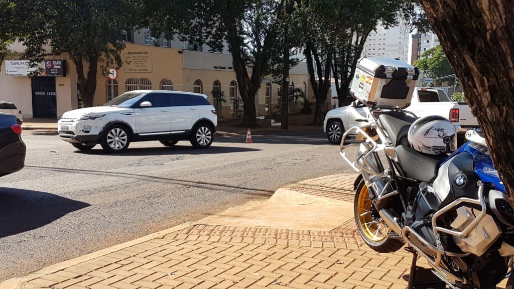 Evoque e BMW colidem na Rua Paraná