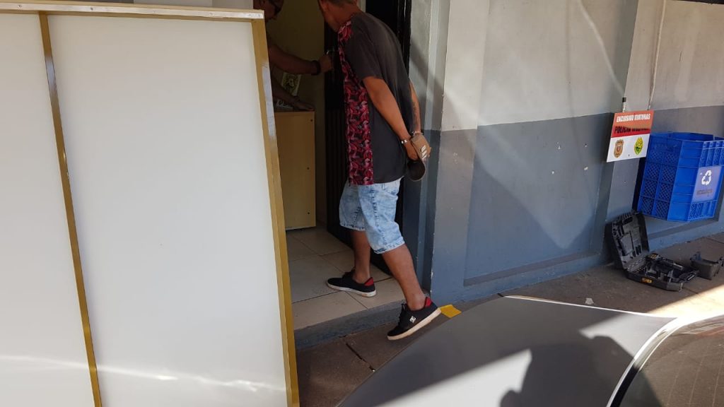 Flagrado em ação criminosa, jovem de 19 anos é ‘trancado’ em sala de aula em CMEI e detido pela PM