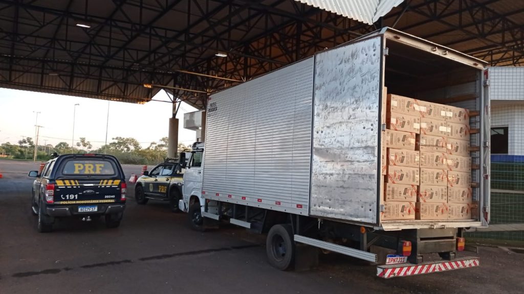 PRF apreende caminhão baú carregado de cigarros em Guaíra