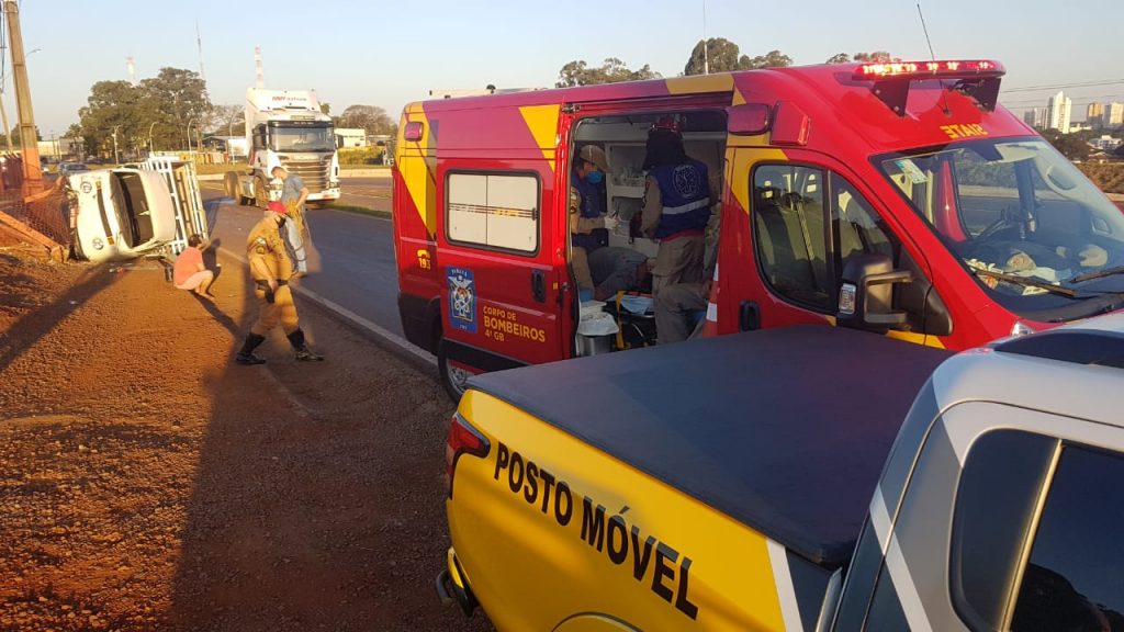 Kombi tomba em acidente de trânsito na marginal da BR-467, em Cascavel; Duas pessoas ficaram feridas