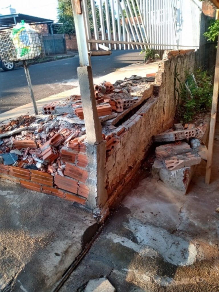 Carro atinge muro de casa localizada na Vila Pioneiro