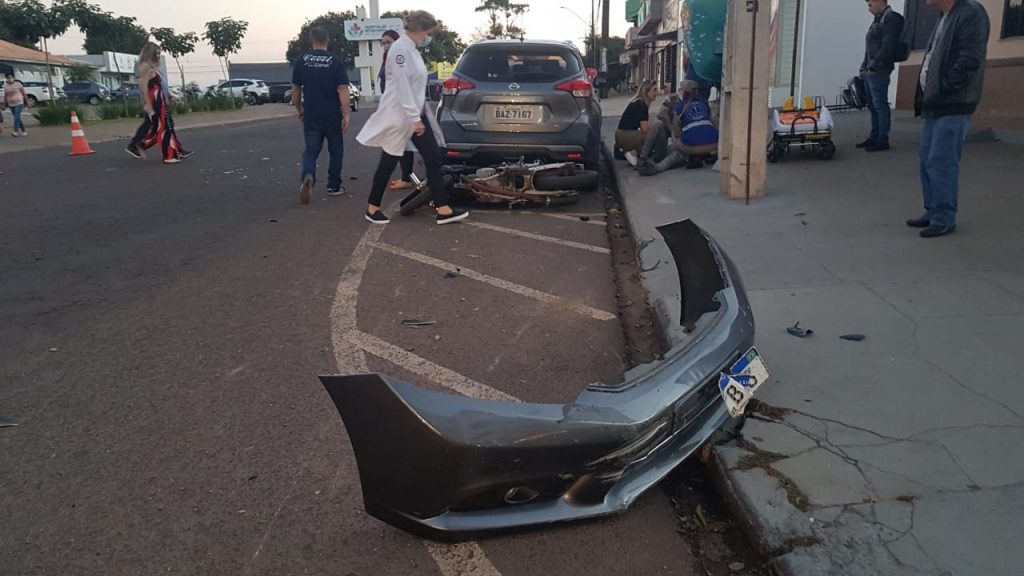 Homem fica ferido em acidente entre carro e moto no Bairro São Cristóvão