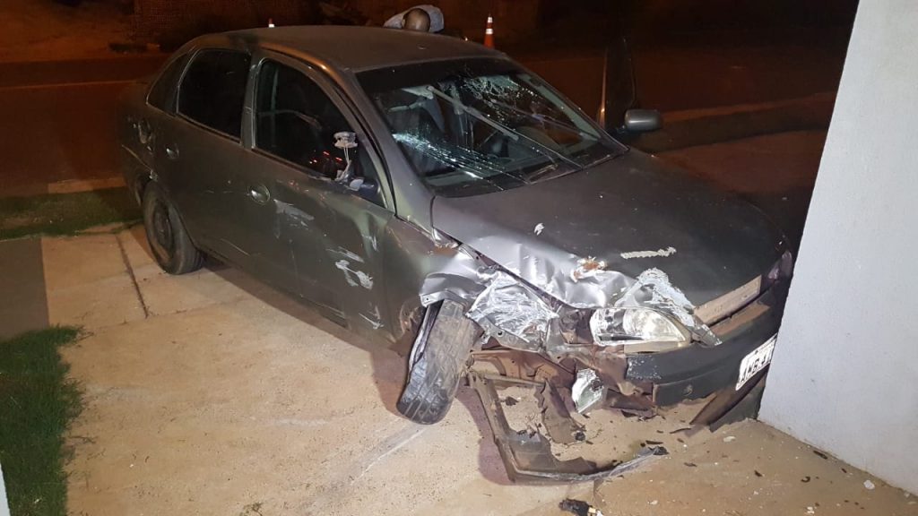 Motociclista sofre contusão após colisão contra Corsa no Jardim Veneza; condutor do automóvel fugiu do local