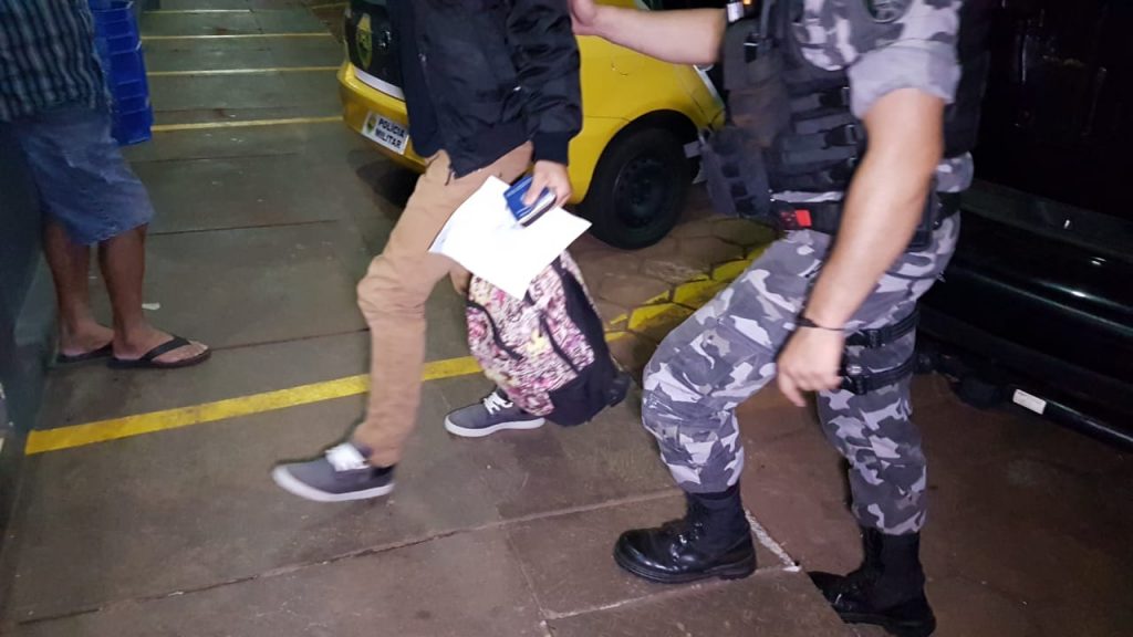 Jovem de 23 anos é detido com drogas ilícitas pelo Choque em ônibus intermunicipal vindo de Medianeira