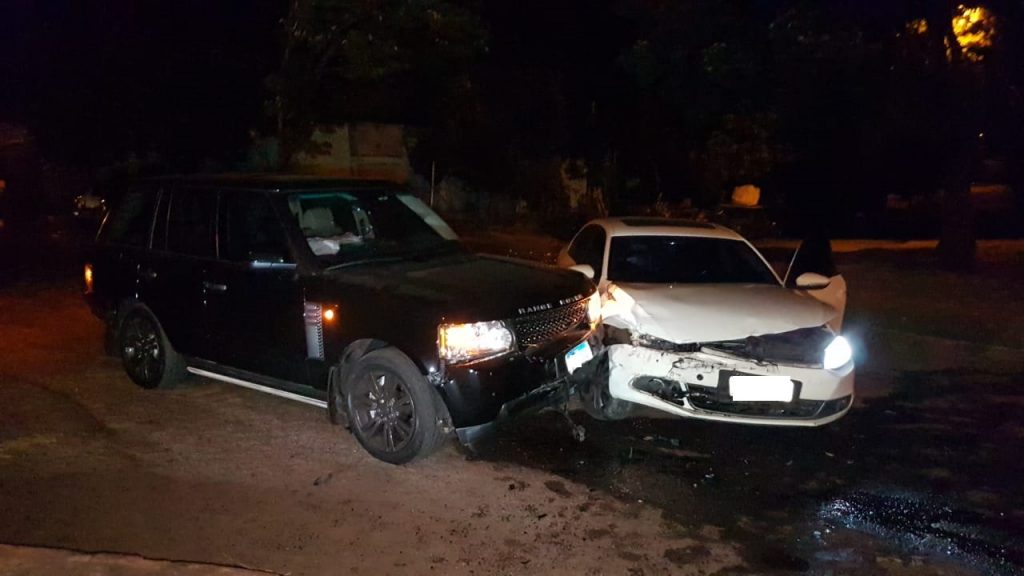 Colisão envolvendo Range Rover e Jetta é registrada no Bairro Coqueiral