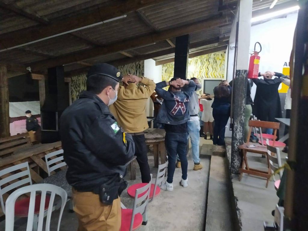 Pessoas aglomeradas em arena de esporte em Curitiba recebem multas de R$ 5 mil