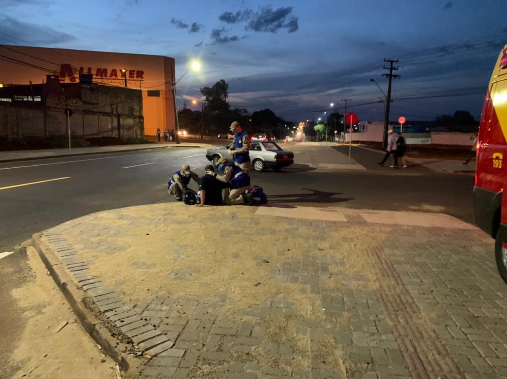 Carro e moto se envolvem em acidente na Avenida Piquiri, no Bairro São Cristóvão