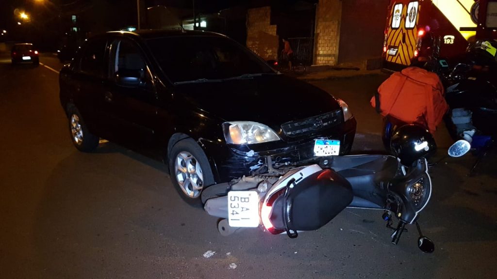 Colisão entre carro e moto deixa outro entregador de comida ferido com fratura em perna, desta vez no Veneza