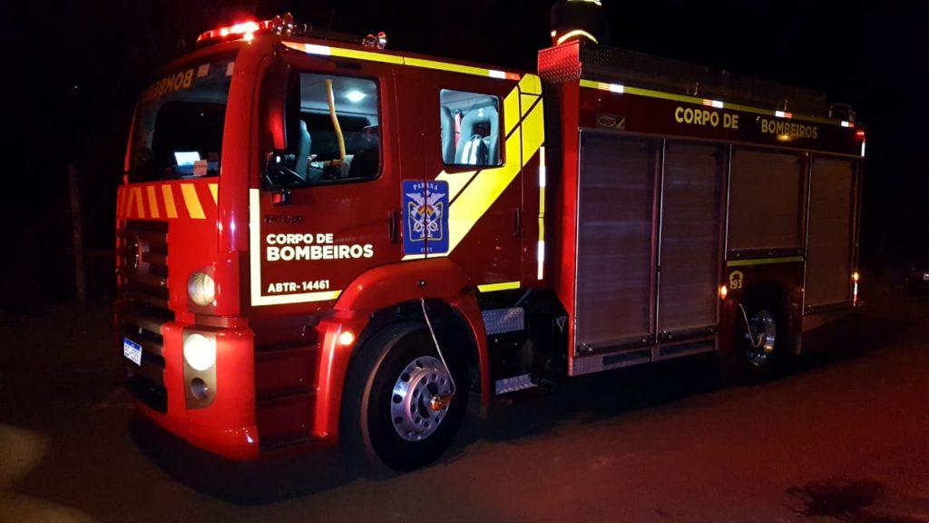 Incêndio em vegetação acaba destruindo implementos agrícolas no Bairro Pioneiros Catarinenses