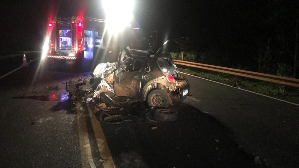 Ford Ka com sete pessoas bate de frente com Hilux na BR-277 e jovem de 20 anos morre