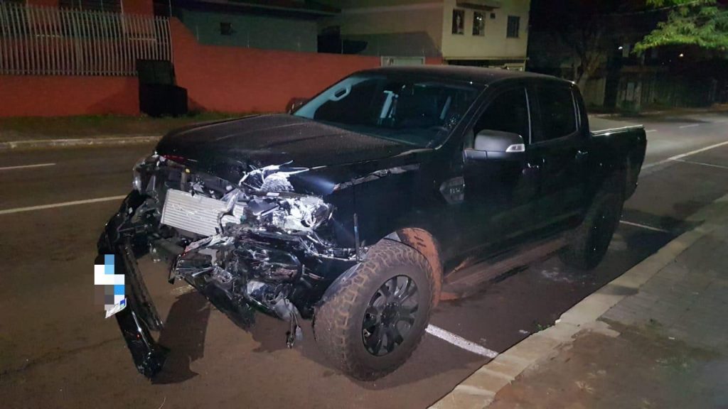 Peugeot 307 fica destruído após colisão contra caminhonete no Centro