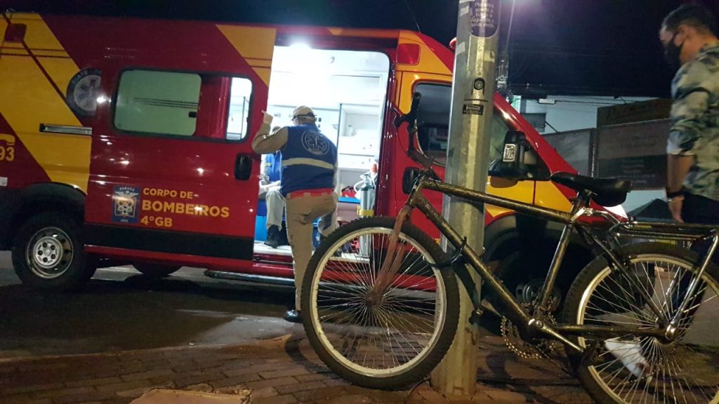 Ciclista é atropelado por carro e sofre contusão na cabeça, no Centro