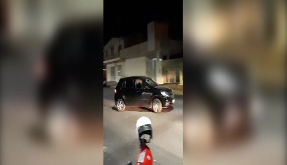 Veja em outro ângulo: motoristas são flagrados fazendo manobras perigosas em via pública no Parque São Paulo