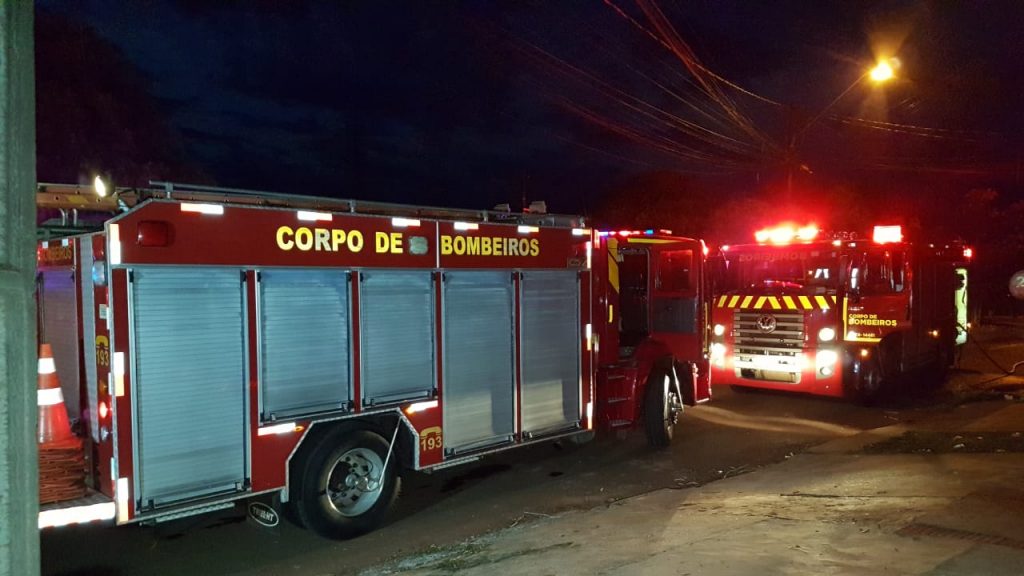 Corpo de Bombeiros combate incêndio em residência no Bairro 14 de Novembro
