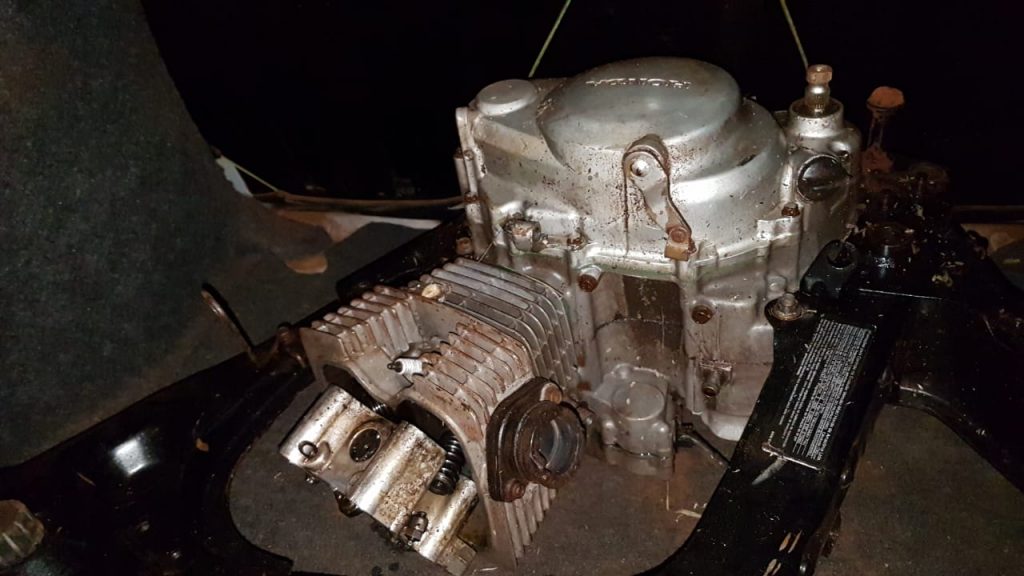 Chassi e motor de moto furtada são localizados pela PM após denúncia, no Conjunto Sanga Funda