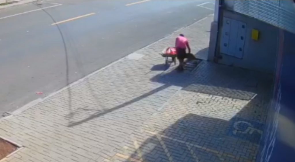 Vídeo mostra homem furtando tampa de ferro que cobria hidrômetro de residência no Bairro Interlagos