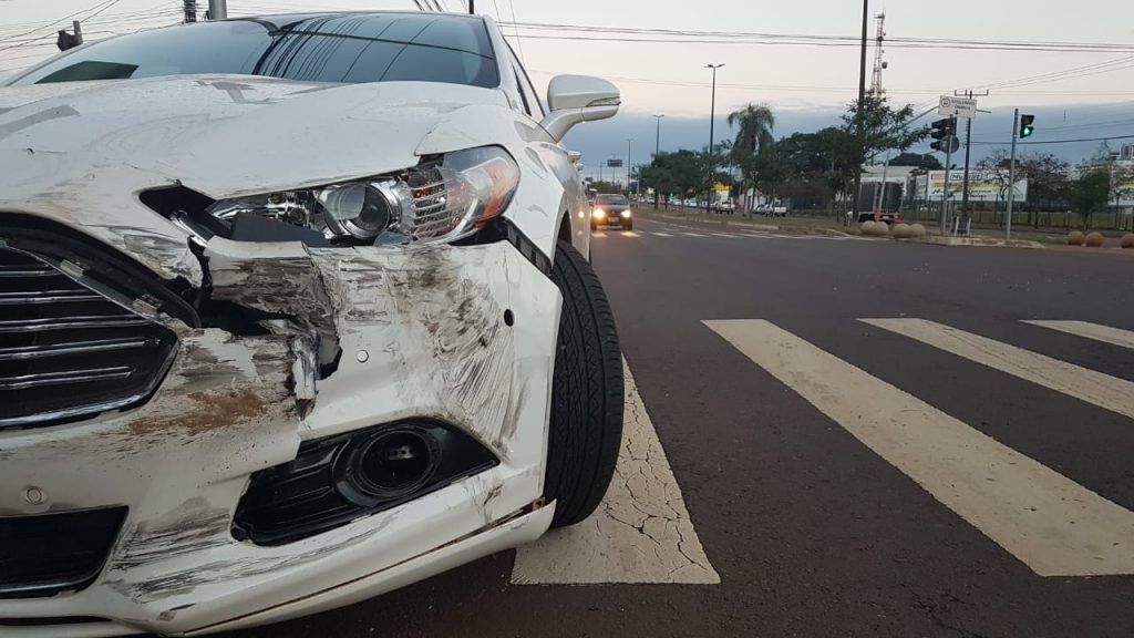 Fusion e caminhonete se envolvem em acidente na Avenida Barão do Rio Branco, no Bairro São Cristóvão