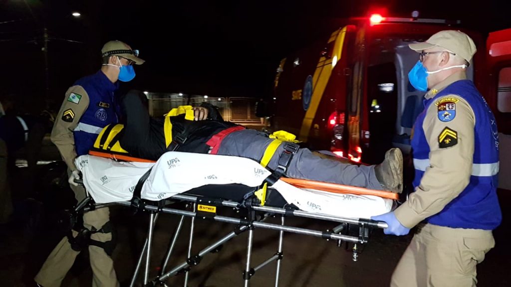 Homem fica ferido ao bater moto contra caminhão na marginal da BR-277, em Cascavel