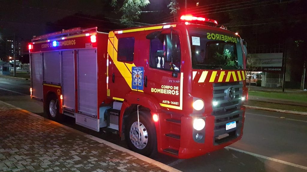 Bombeiros são chamados para resgatar gato em residência no Centro