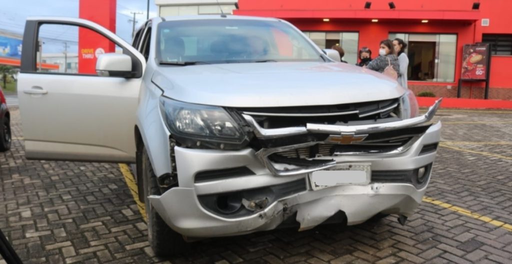 Caminhonete S-10 e Renault Sandero se envolvem em acidente em Ponta Grossa