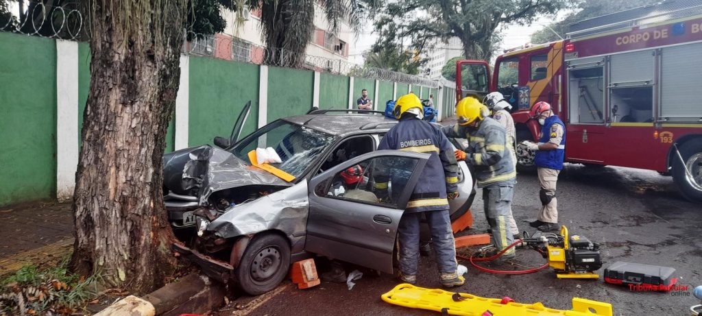 Preso às ferragens, motorista fica em estado grave após colisão de carro contra árvore em Foz do Iguaçu