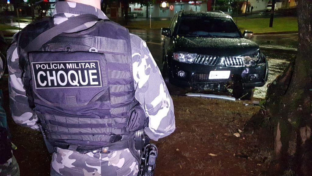 Assaltante colide Pajero recém roubada contra árvore na Av. Brasil e acaba preso pela PM; vítima foi feita refém