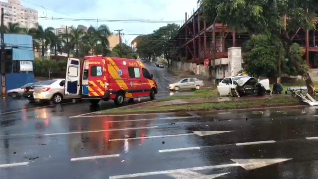 Acidente entre dois carros na região central de Londrina deixa médico ferido