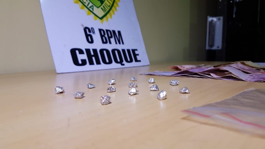 Homem tenta dispensar pedras de crack, mas é preso pelo Choque no Bairro XIV de Novembro