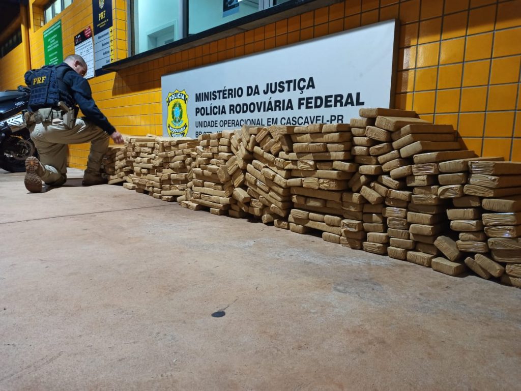 PRF apreende 317 kg de maconha durante ação na BR-467; motorista tentou fugir, mas acabou preso