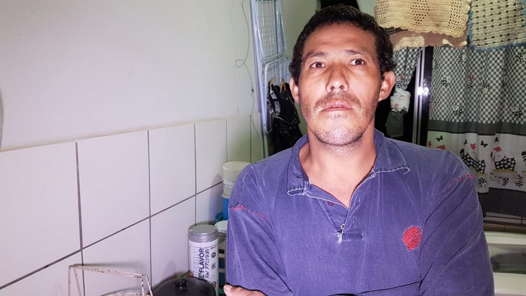 Com piso de casa ‘saltando’, morador do Conjunto Gralha Azul reclama de problemas no imóvel