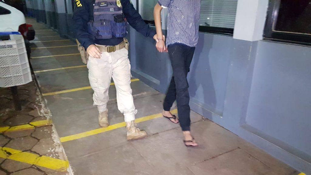 Motorista preso pela PRF com 317 kg de maconha na BR-467 é levado à 15ª SDP