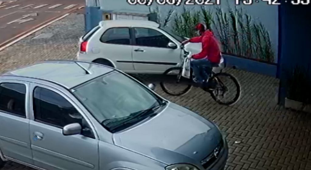 Câmera mostra homem furtando bicicleta no Bairro Parque Verde