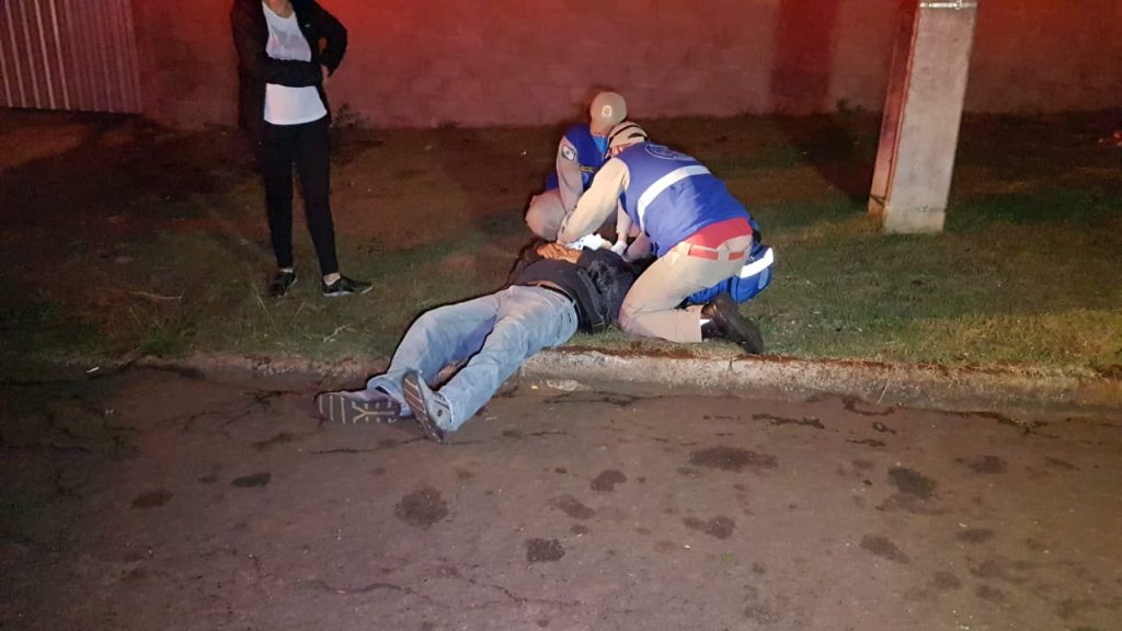 Após ser atropelada por motocicleta, vítima tem celular furtado por indivíduos no Bairro Claudete