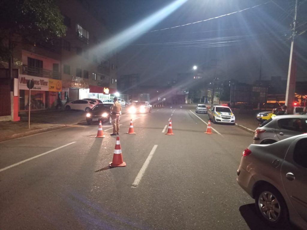 Operação Bloqueio é realizada na Rua Erechim durante a noite de terça-feira (09)