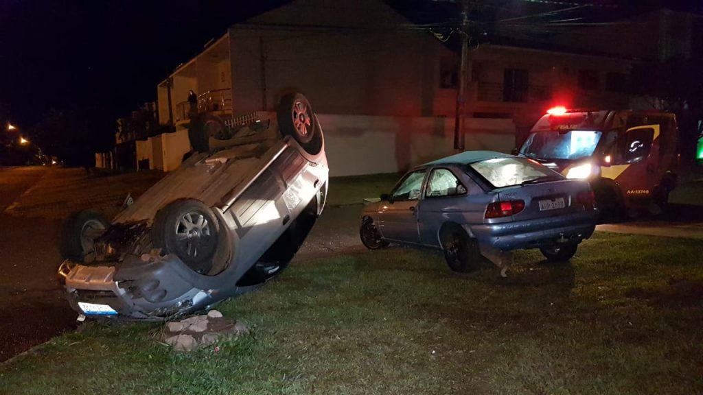 Carro capota em acidente em cruzamento no Bairro Pioneiros Catarinense