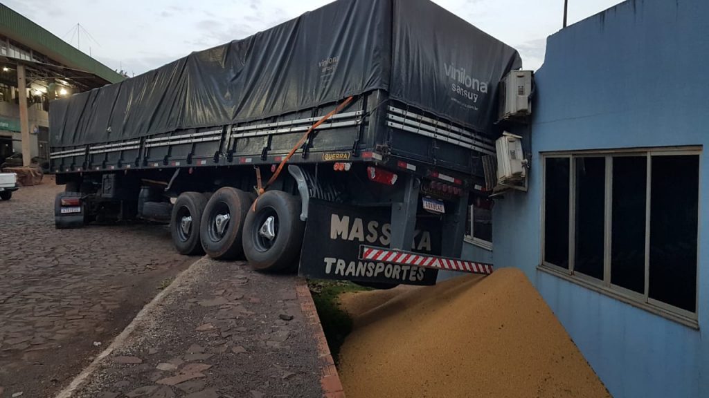 Carreta atinge parede e derruba parte da carga em pátio perto da BR-277