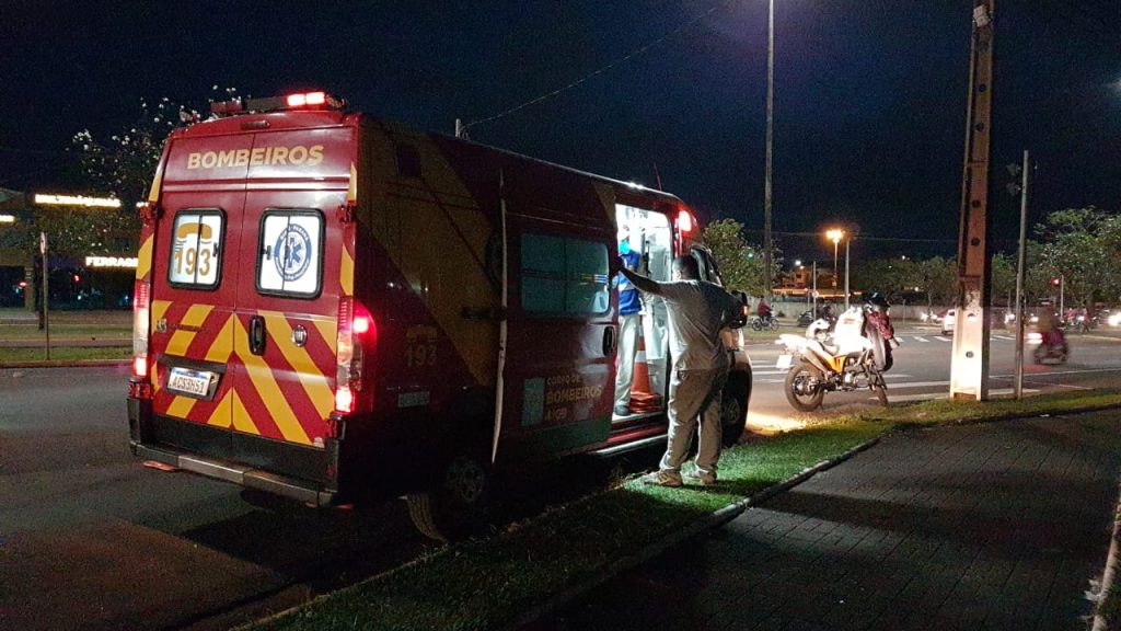 Colisão entre motos deixa mulher de 47 anos ferida na Avenida Tancredo Neves