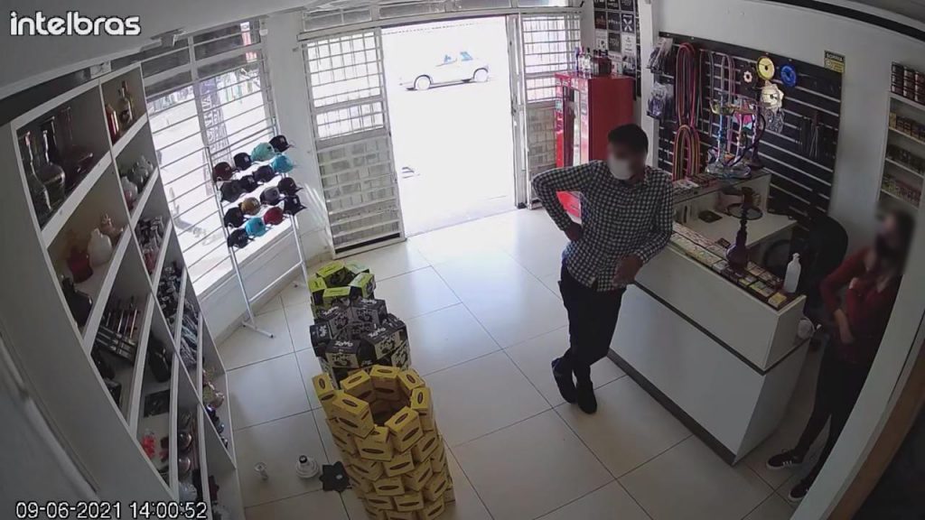 Câmeras flagram homem furtando celular Samsung Gran Prime em loja no Bairro Guarujá