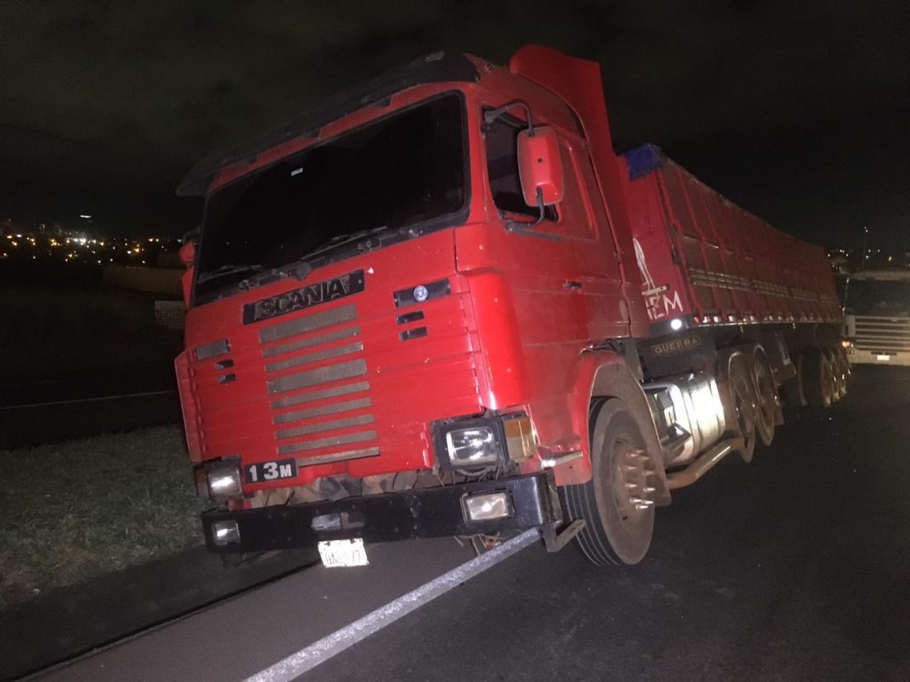 Carreta cai em canaleta na BR-277, em Cascavel