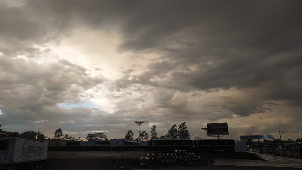 Pancadas de chuva continuam nesta quinta-feira (10) em Cascavel