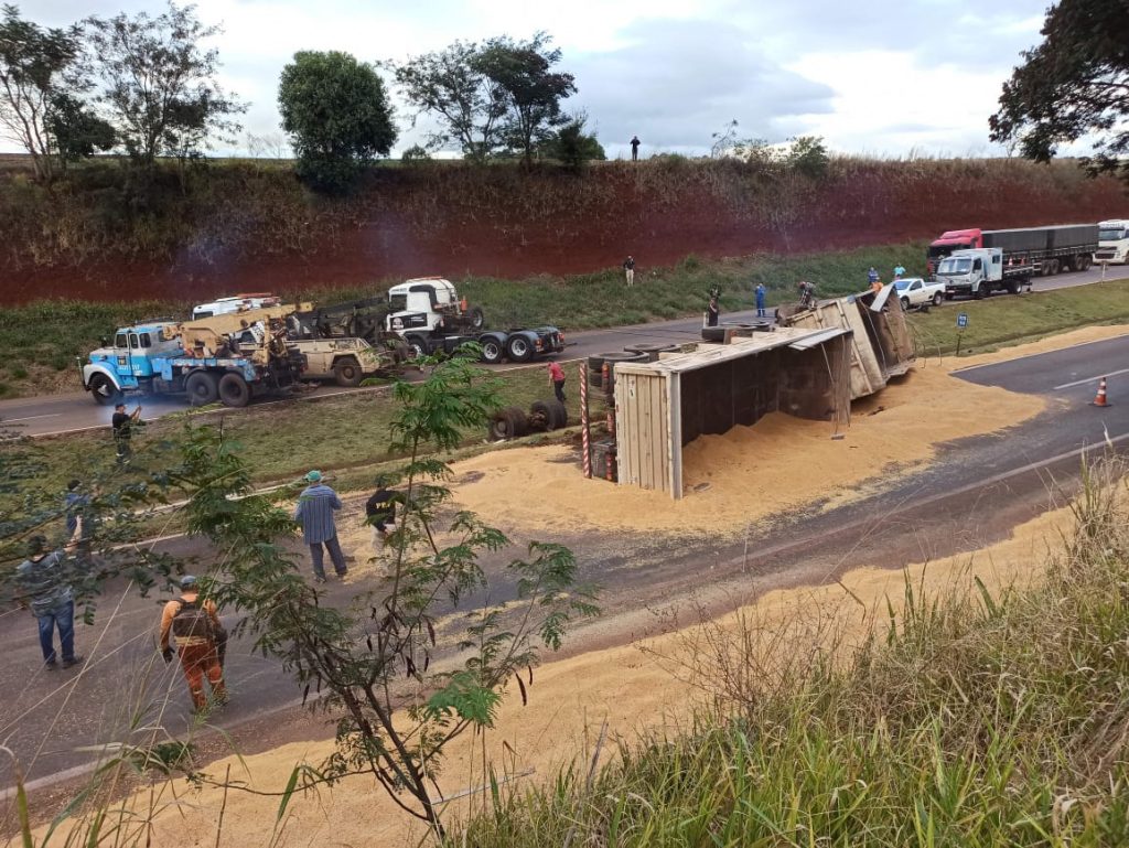 Congestionamento chega a 6 km em local interditado por tombamento de carreta na BR-467