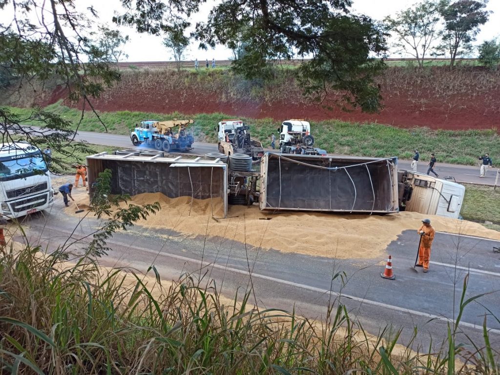 Após pouco mais de três horas, pista é liberada em local onde carreta tombou na BR-467, em Cascavel