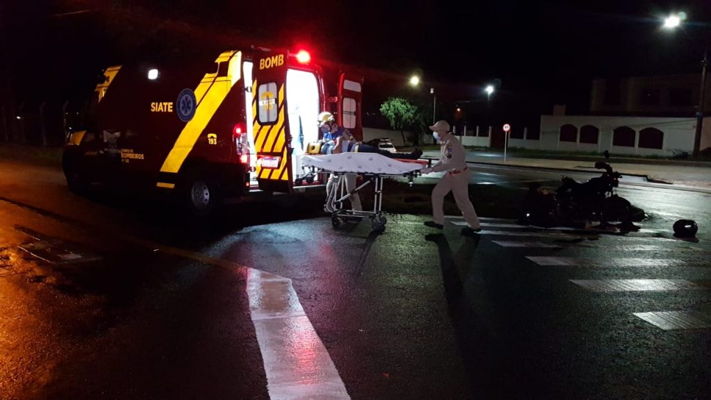 Casal fica ferido ao cair de moto na Avenida Piquiri, no Bairro São Cristóvão