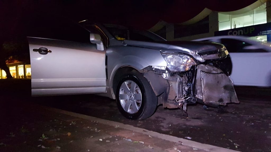 Captiva e Siena se envolvem em acidente na Rua Paraná, no Centro