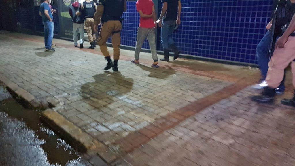 Envolvidos em grande apreensão de drogas são levados à Polícia Federal de Cascavel; Oficial da PM detalha a ocorrência