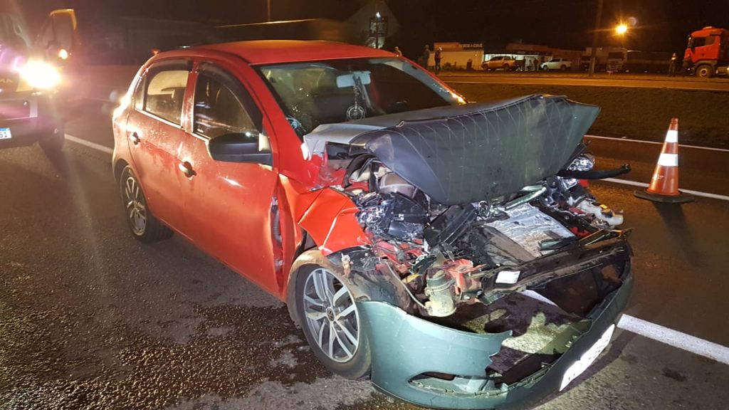 Gol tem a frente destruída em acidente de trânsito na BR-277, em Cascavel; Mulher ficou ferida