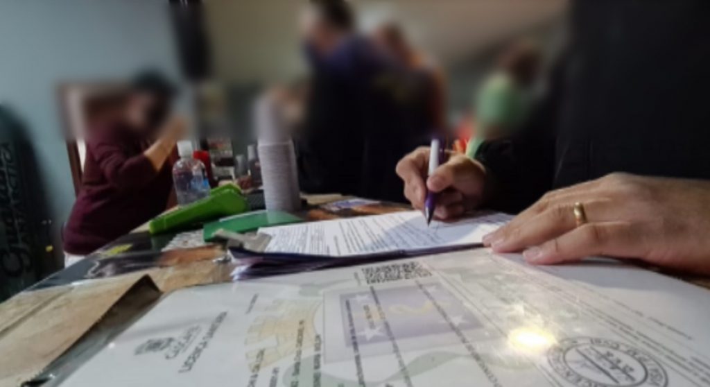 Fiscais flagram estabelecimento com alvará fora de vigência no Bairro FAG