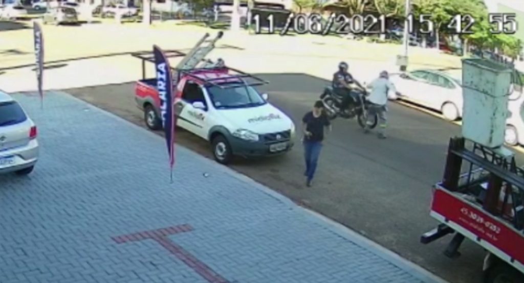 Câmera mostra pedestre sendo atingido por motocicleta no Bairro São Cristóvão